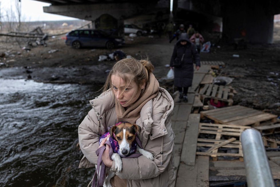 Lidé na útěku z bombardované Irpině (13.3.2022)