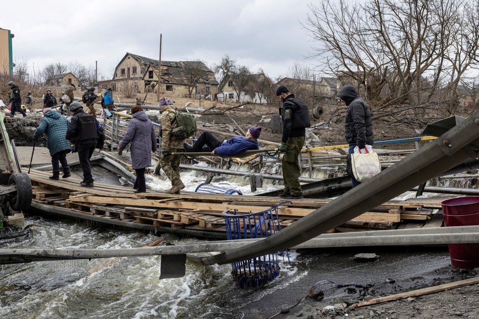 Lidé na útěku z bombardované Irpině (13.3.2022)