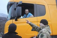 Stovky kamionů na hranicích. Rusko a Ukrajina si navzájem blokují cesty