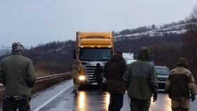 Kamioňáci stojí na hranicích: Rusko a Ukrajina se navzájem blokují.