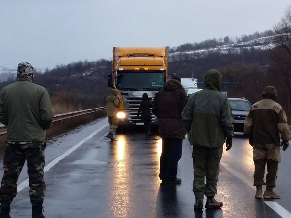 Kamioňáci stojí na hranicích: Rusko a Ukrajina se navzájem blokují.