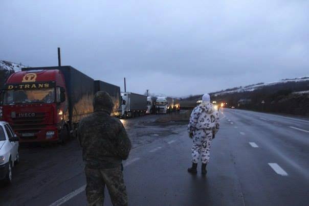 Kamioňáci stojí na hranicích: Rusko a Ukrajina se navzájem blokují.