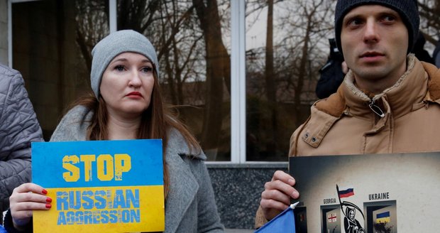 „Pracujte a roďte.“ Lidé skupují zásoby a bojí se o důchody, premiér Ukrajiny je uklidňuje