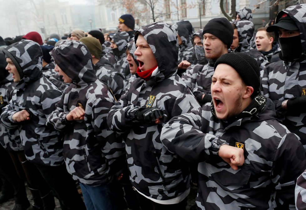 U sídla ukrajinského parlamentu v Kyjevě demonstrovali nacionalisté. Domáhají se vypovězení smlouvy s Ruskem o spolupráci při využívání Azovského moře a Kerčského průlivu (16. 11. 2018).