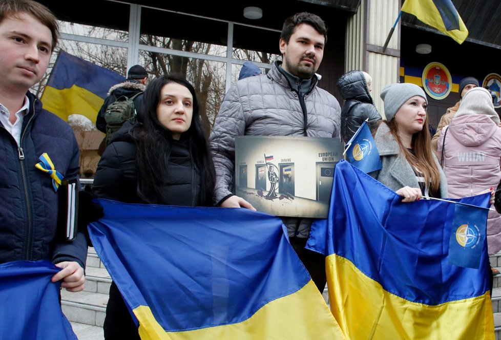 Na protest proti agresi vůči lodím ukrajinského námořnictva vyšly do ulic tisíce lidí