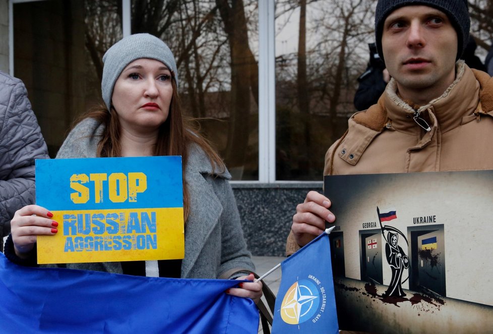 Na protest proti agresi vůči lodím ukrajinského námořnictva vyšly do ulic tisíce lidí.