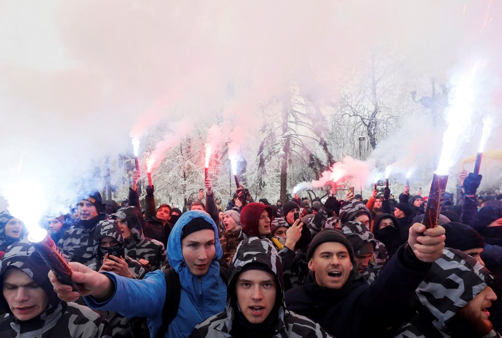 Na protest proti agresi vůči lodím ukrajinského námořnictva vyšly do ulic tisíce lidí.