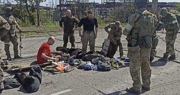Rusko vydalo těla mrtvých obránců Azovstalu. Část je tak zohavená, že je třeba analýza DNA