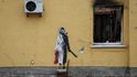 Kyjevan vyřízl Banksyho dílo z fasády