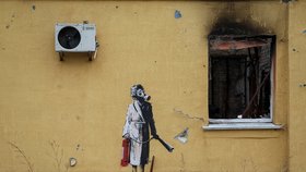 Kyjevan vyřízl Banksyho dílo z fasády.
