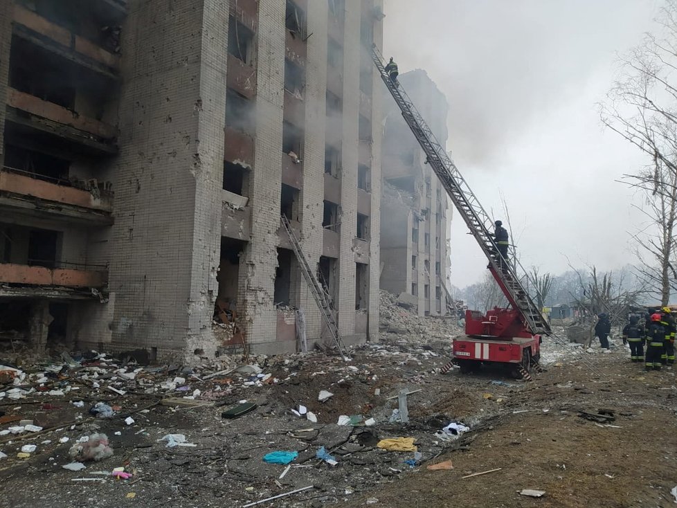 Rusové na Ukrajině dál útočí na civilní objekty: Takto skončil rezidenční dům v Černihivu, (13.03.2022).