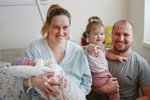Marionella (24) porodila v Městské nemocnici v Ostravě předčasně holčičku Alinu. V Česku je s druhou dcerkou Karinou (2) a manželem.