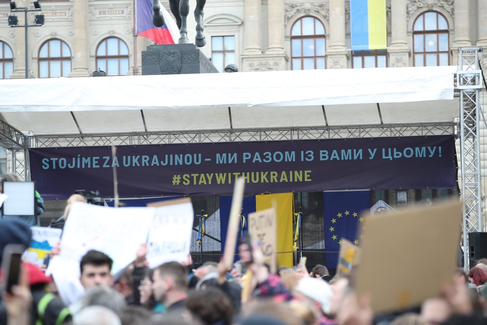 Demonstrace na podporu Ukrajiny, která čelí ruské agresi, (Václavské náměstí v Praze 27.02.2022).