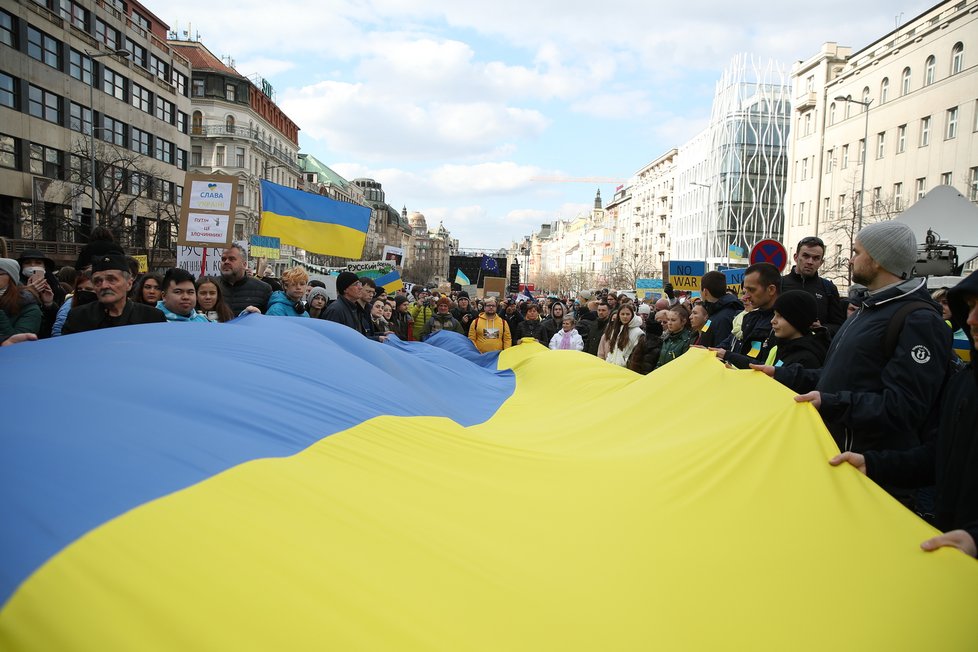 Demonstrace na podporu Ukrajiny, která čelí ruské agresi, (Václavské náměstí v Praze 27.02.2022).
