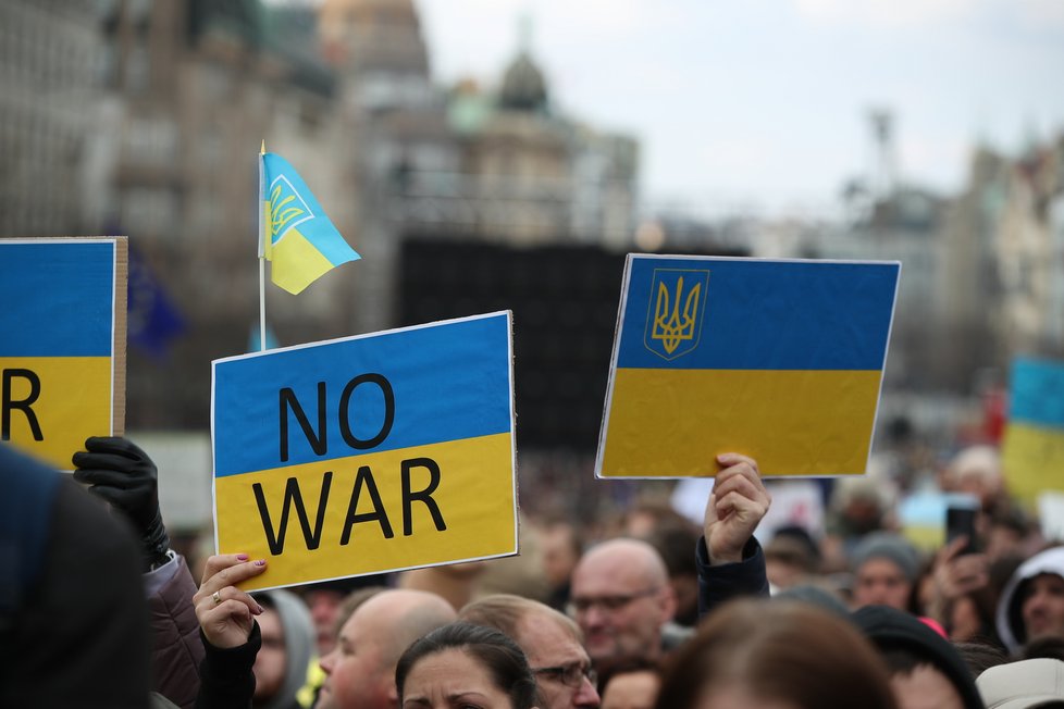 Demonstrace na podporu Ukrajiny, která čelí ruské agresi (Václavské náměstí v Praze 27.02.2022).