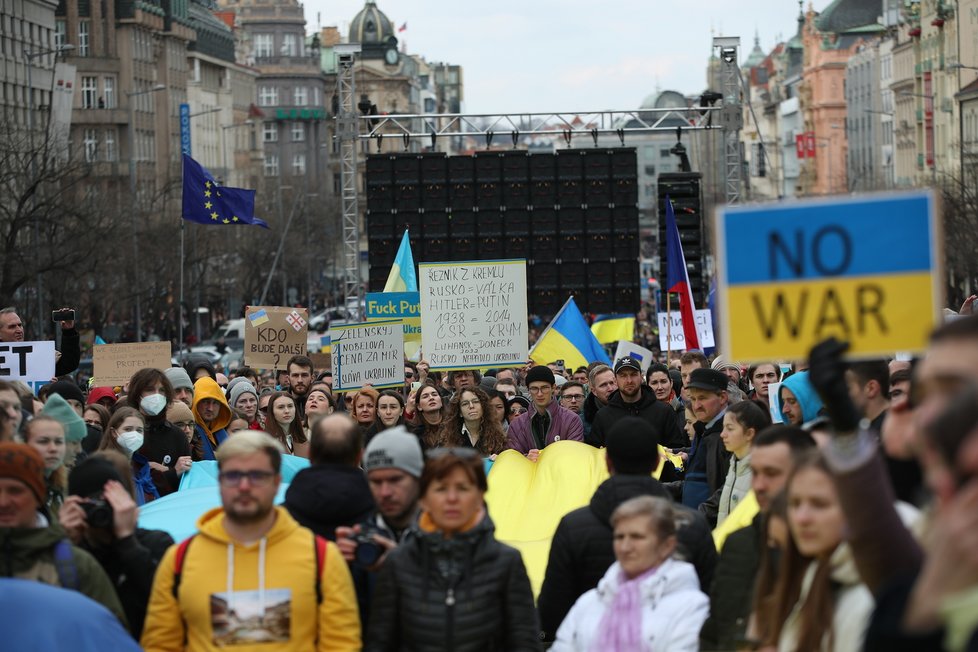 Demonstrace na podporu Ukrajiny, která čelí ruské agresi (Václavské náměstí v Praze 27.02.2022).