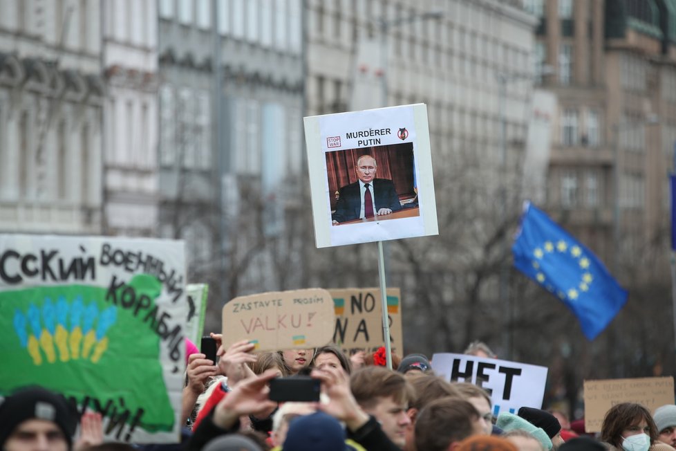 Demonstrace na podporu Ukrajiny, která čelí ruské agresi (Václavské náměstí v Praze 27.02.2022).