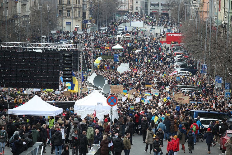 Demonstrace na podporu Ukrajiny, která čelí ruské agresi (Václavské náměstí v Praze 27.02.2022).