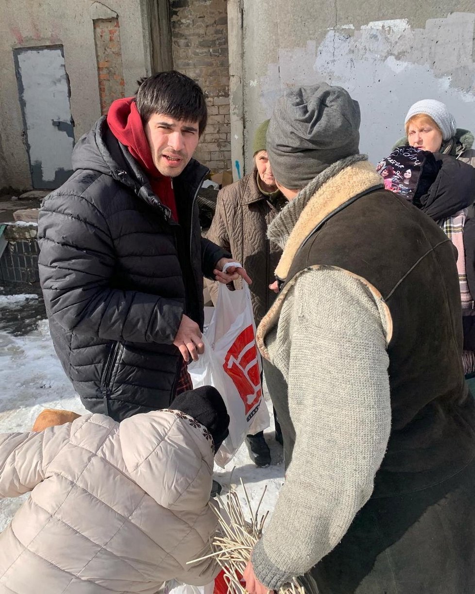 Situace v ostřelovaném Charkově: Místní obyvatel  Teimur Alijev riskuje život a ukrývajícím se lidem roznáší zásoby jídla, (13.03.2022).