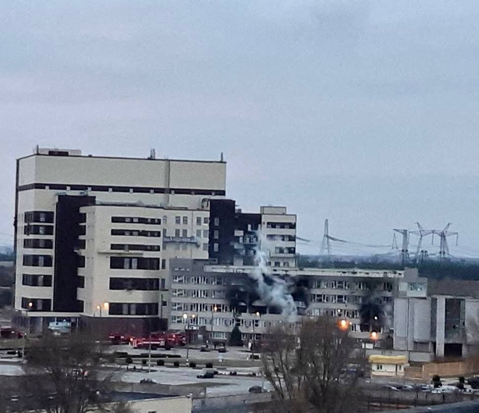 Nuclear power plant in Zaporizhzhia in fire and smoke  after a russian attack / Záporožská jaderná elektrárna po ruském útoku, (4.03.2022).