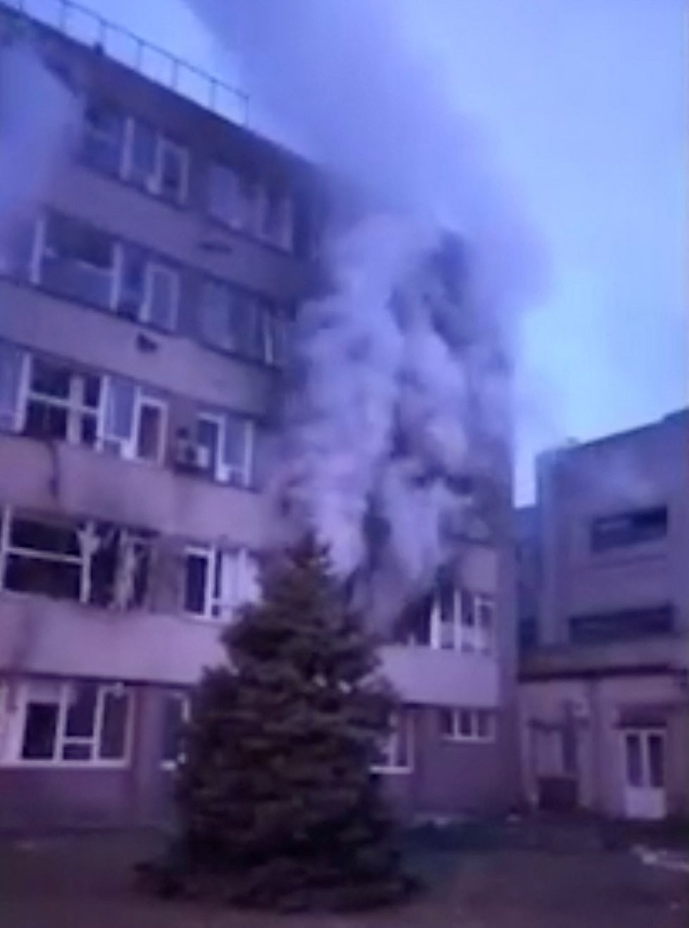 Nuclear power plant in Zaporizhzhia in fire and smoke  after a russian attack / Záporožská jaderná elektrárna po ruském útoku, (4.03.2022).