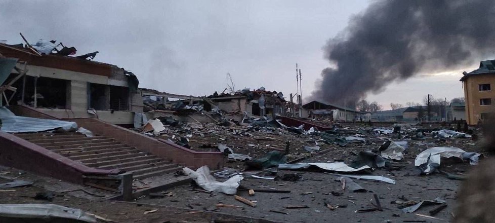 Záběry z útoku na vojenskou základnu ve městě Javoriv, které se nachází jen zhruba 20 kilometrů od polských hranic, (13.03.2022).