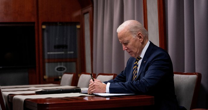 Prezident USA Joe Biden ve vlaku při cestě do Kyjeva.