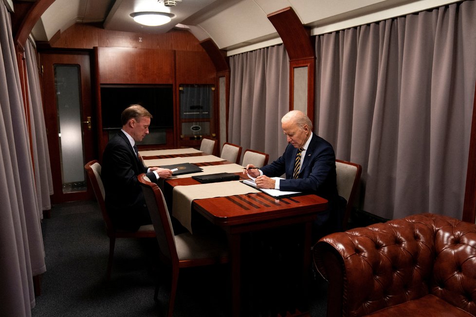 Prezident USA Joe Biden ve vlaku při cestě do Kyjeva.