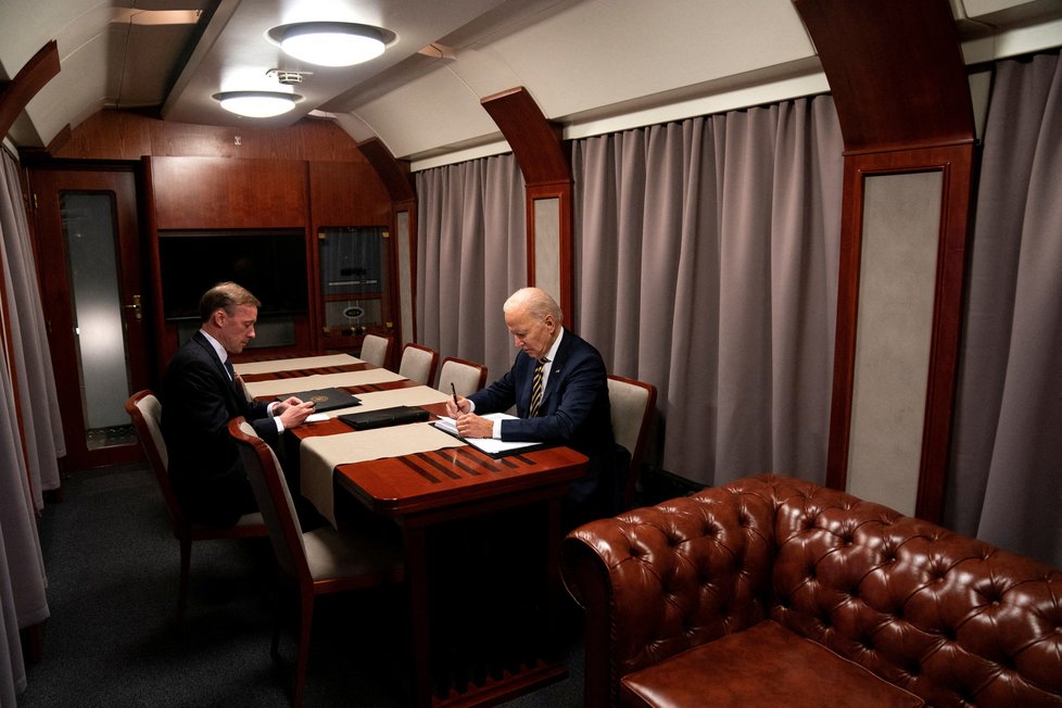Prezident USA Joe Biden ve vlaku při cestě do Kyjeva
