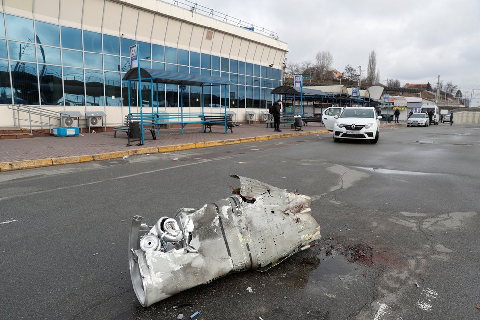 Zbytky rakety u autobusového nádraží v Kyjevě (4. 3. 2022)
