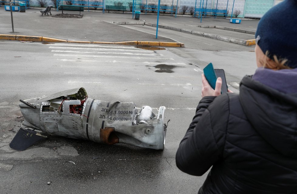 Zbytky rakety u autobusového nádraží v Kyjevě, (4.03.2022).