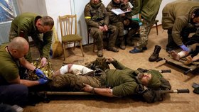 Naděje pro Ukrajince, které Putinova válka připravila o nohy? Na Ukrajinu dorazil vyhlášený doktor . Mundžed al-Muderis.