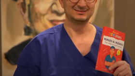 Naděje pro Ukrajince, které Putinova válka připravila o nohy? Na Ukrajinu dorazil vyhlášený doktor . Mundžed al-Muderis.
