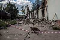 ONLINE: Zkáza v Lysyčansku. Rusové zničili televizní věž i most a dál útočí