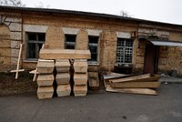 Horor v Makarivu: Ukrajinci našli těla 132 popravených civilistů, vesnice je zničená