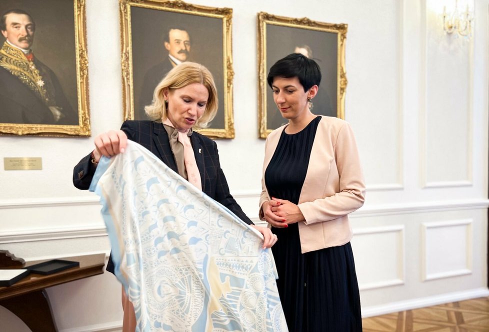 Místopředsedkyně ukrajinského parlamentu Olena Kondratjuková s předsedkyní Sněmovny Markétou Pekarovou Adamovou.