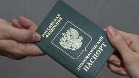 Putin vysílá do světa nové špiony! 174 tisíc pasů pro ruské „diplomaty“