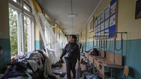 Ukrajinští učitelé v Rusy okupovaných částech Ukrajiny jsou v nelehké situaci, Moskva od nich očekává přechod na ruské normy, v podstatě rusifikaci, Kyjev hrozí tresty za kolaboraci