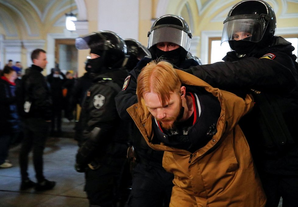 Rusové protestující proti válce na Ukrajině.