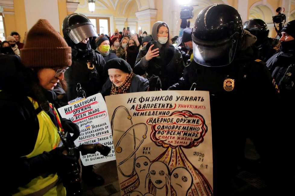 Rusové protestující proti válce na Ukrajině.