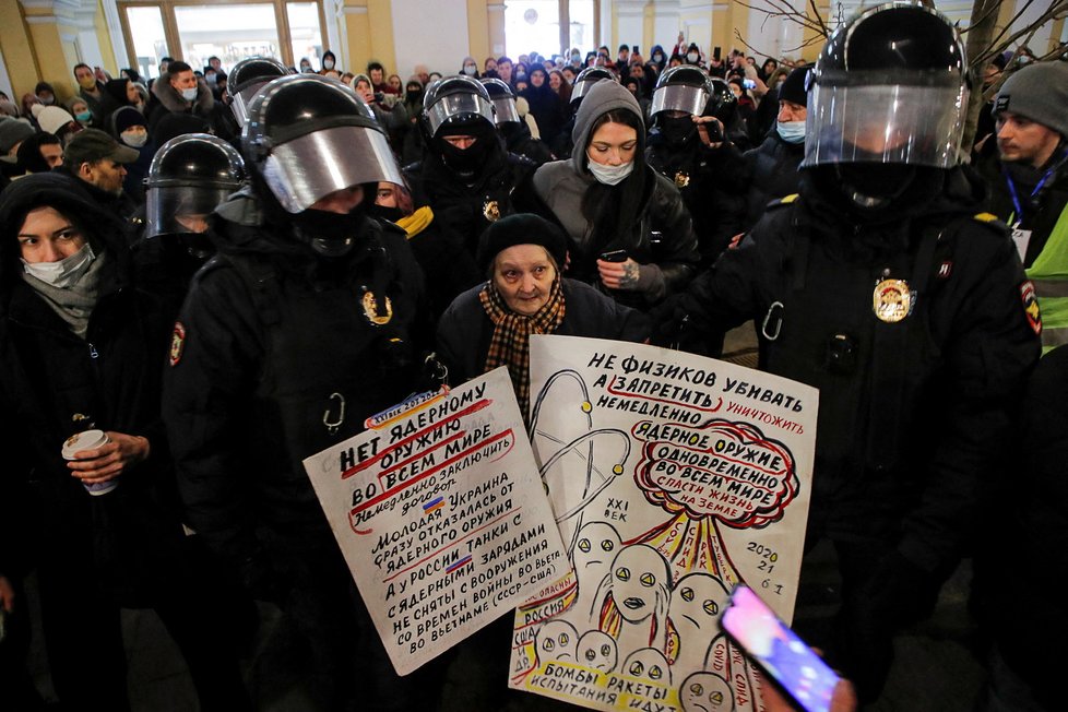 Rusové protestující proti válce na Ukrajině.