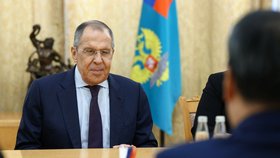 Ruský ministr zahraničí Sergej Lavrov během schůzky s čínským vyslancem Li Chuejem.