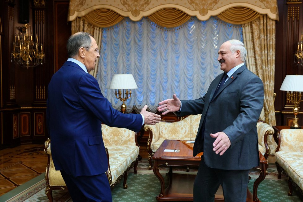Ruský ministr zahraničí Sergej Lavrov při setkání s běloruským diktátorem Alexandrem Lukašenkem.