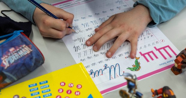 Válečné dilema: Ukrajinští učitelé se musí „přeškolit“ na ruské normy. Ruské napráskali žáci