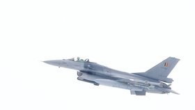 Stíhačky F-16.