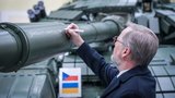 Česká zbrojovka modernizuje tanky pro Ukrajinu. Fiala poslal na bojiště vzkaz