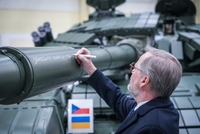 Česká zbrojovka modernizuje tanky pro Ukrajinu. Fiala poslal na bojiště vzkaz