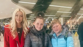 Bývalá Miss World odhalila, že Ukrajinka, která ji odnosila dcera, dorazila do bezpečí do Irska