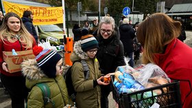 Další a další uprchlíci přicházejí na Slovensko, do Polska a Maďarska, (26.02.2022).