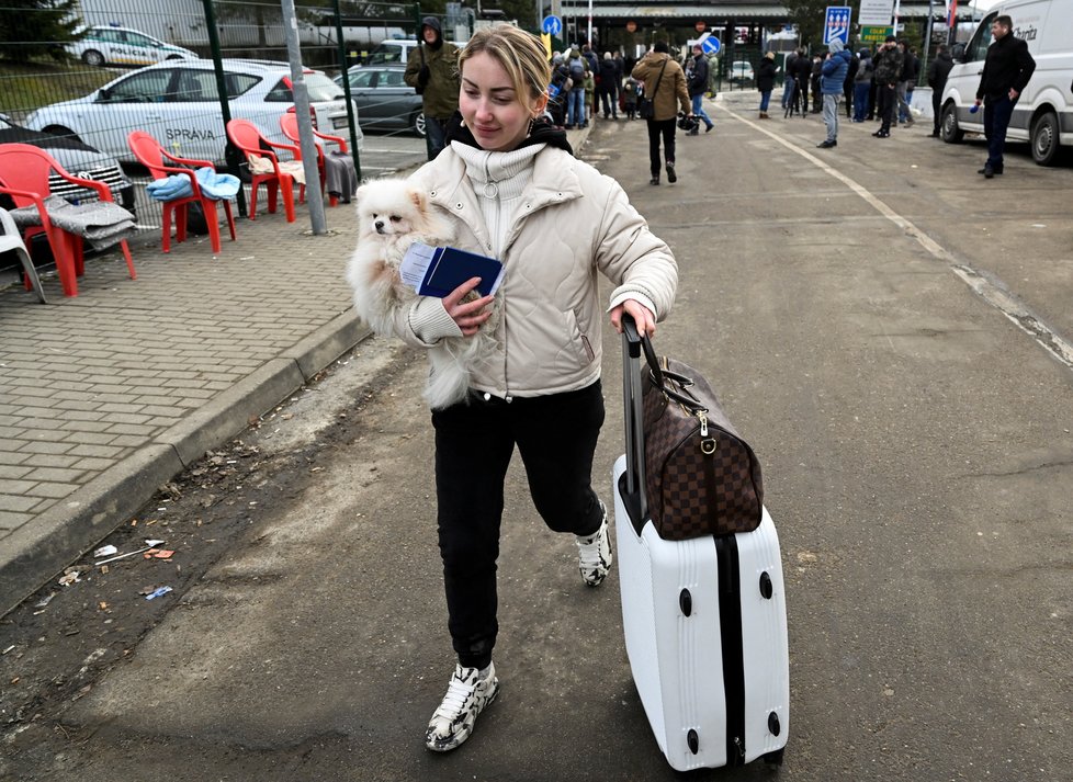 Další a další uprchlíci přicházejí na Slovensko, do Polska a Maďarska, (26.02.2022).